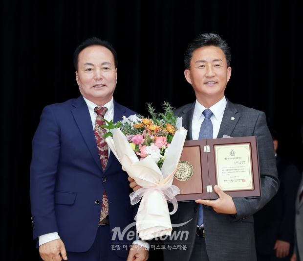 전국시군자치구의회의장협의회 제269차 시도대표회의에서 지방의정 및 지역사회 발전에 기여한 공로를 인정받아 공주시의회 임달희 의장(사진/우측)이 대한민국의정봉사대상을 수상했다.