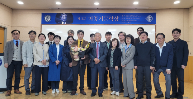 중앙에 제2회 수상자 심보선 시인과 마종기 시인