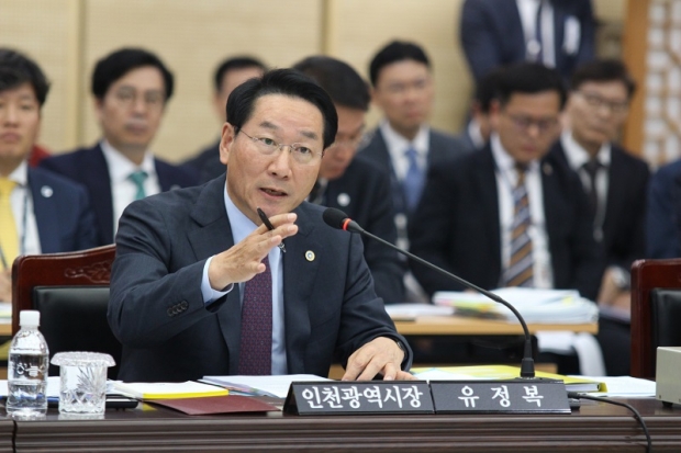 인천광역시를 대상으로 개최한 국정감사에서 유정복 인천시장이 질의에 답변하고 있다.