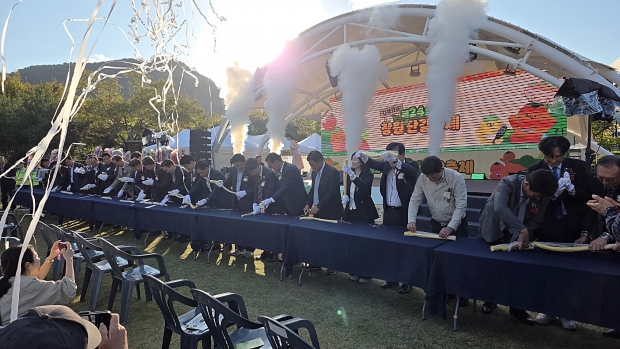 창원특례시가 25일 의창구 동읍 단감테마파크에서 창원단감축제 운영위원회 이상득위원장, 박호도위원장 ,장금용 창원시장 권한대행, 국힘 김종양 국회의원, 시·도의원 및 지차제 단체장과 개막식을 가졌다/차재욱 기자