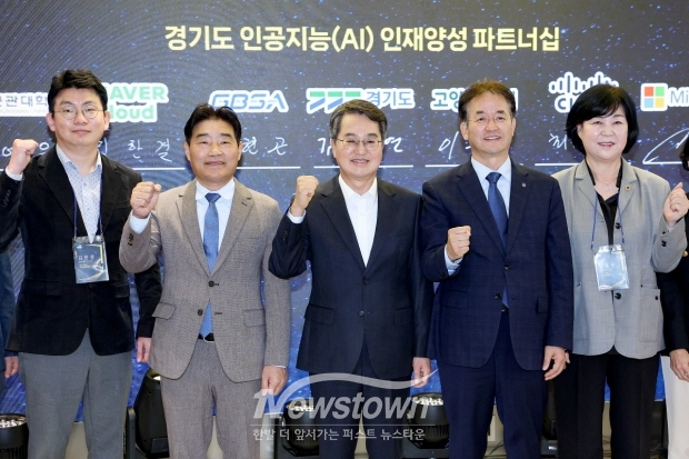 경기 북부 AI캠퍼스 개소식에서 이동환 고양특례시장, 김동연 경기도지사, 김운남 고양시의장이 파이팅을 외치고 있다./고양시