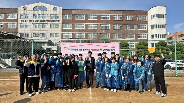 도성훈 인천시교육감이 사랑더함 연탄배달 봉사 참여자와 단체사진을 촬영하고 있다.
