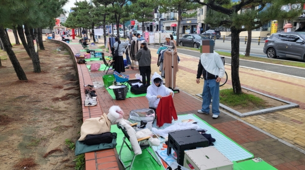 포항시는 지난 25일 영일대해수욕장 바다시청 앞에서 마지막 ‘포항 벼룩시장 교환장터’를 운영했다.