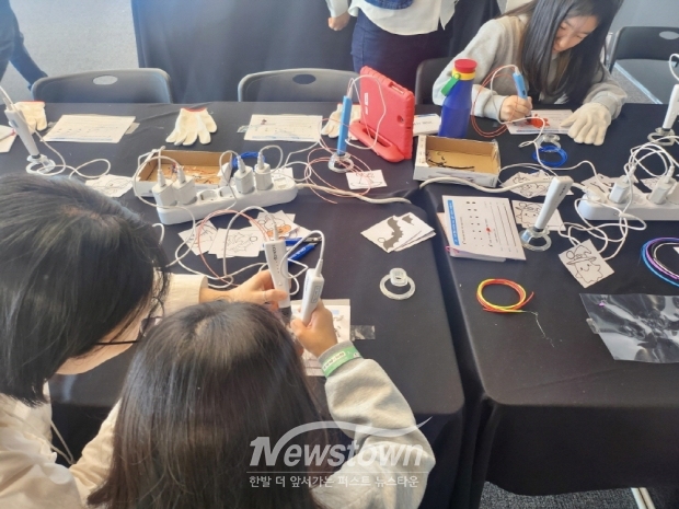 시민 참여형 AI·로봇 페스티벌’에 참여해 AI체험 중인 어린이들/고양특례시