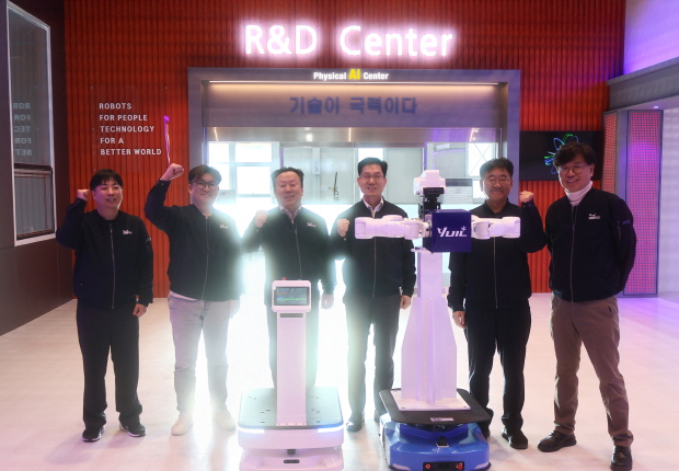유일로보틱스 ‘피지컬 AI R&D 센터’ 오픈 기념식* 사진 설명 : 김동헌 대표이사(우측 세 번째), 노경식 연구소장(우측 두 번째) 및 피지컬 AI R&D 센터연구원들이 개발 중인 모바일 휴머노이드 및 AMR 로봇을 선보이며 오픈 기념 촬영을 하고 있다.