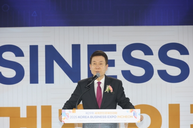 지난 27일 인천 송도컨벤시아에서 열리는 ‘제29차 세계한인경제인대회&2025 KOREA BUSINESS EXPO INCHEON’에 참석해 인사말을 하고 있는 이강덕 포항시장.