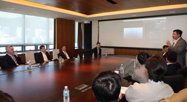 폴 르윈(Paul Lwin) 해벅AI(HavocAI) CEO(맨 오른쪽 발표자)가 한화 임직원들에게 하와이 앞 바다에 대기 중인 해벅AI의 무인수상정을 한화오션 거제사업장에서 원격 통제하는 기술 시연을 선보이고 있다.