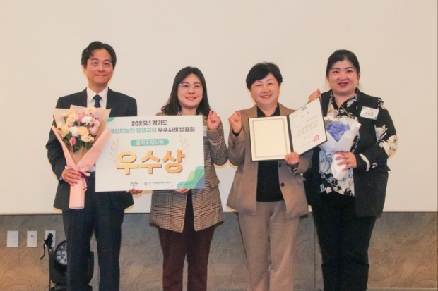 부천시 직원들과 기관 관계자가 기념사진을 찍고 있다. / 부천시청