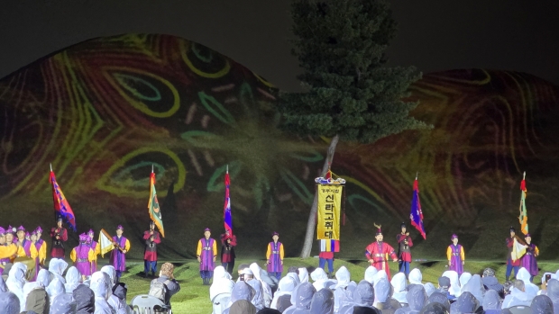 지난 24일 ‘2025 국가유산 미디어아트 경주 대릉원’ 현장에서 경주시립신라고취대가 장엄한 연주로 분위기를 더하고 있다.