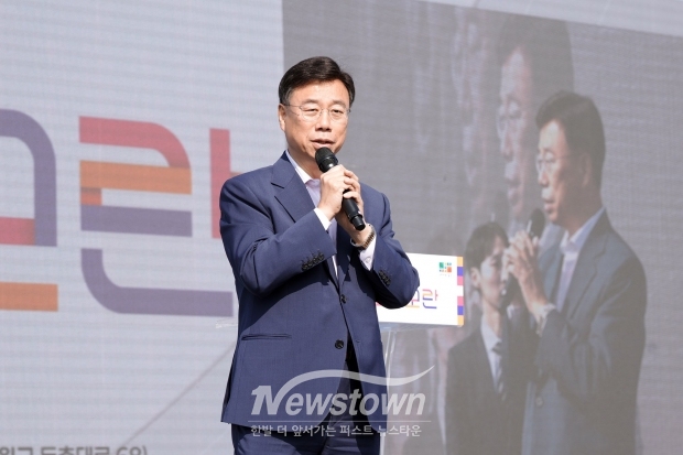 신상진 성남시장이 ‘2025. 모두모여모란 축제’에 참석해 인사말을 전하고 있다./성남시