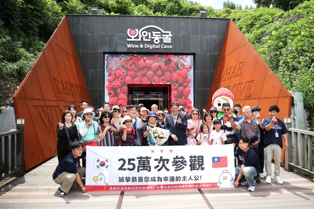 홍태용 시장 대만 크루즈 관광객과 단체사진/김해시