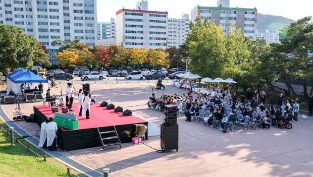 지난 1일 김해시와 가야고분군 세계유산관리재단이 월간행사로 대성동고분군에서 작은음악회를 개최했다./사진 김해시