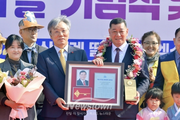 충남 지체장애인의 날 시상식에서 자랑스러운 충남 장애인복지 공로대상을 수상한 최원철 공주시장