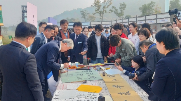 창원특례시는 10월 31일부터 11월 3일까지 중국 안휘성 마안산시 초청으로 열린 ‘이백 시가절’ 행사에 참가해 중국 마안산시와 경제 협력의 새 장을 열었다/창원특례시