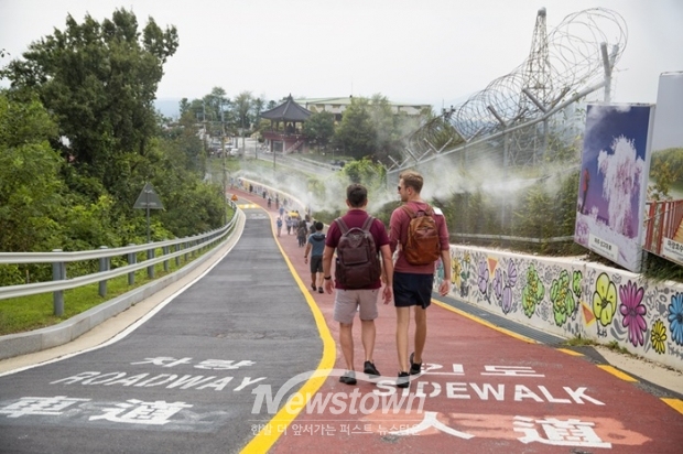 ‘2025년 관광사진 공모전’ 수상작 20점 최종 선정_대상_ 박환숙_평화를 위해 걷다_장단면 제3땅굴로 308/파주시