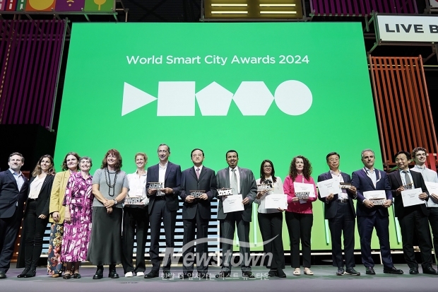 신상진 성남시장이 ‘월드 스마트시티 어워즈 2024’에서 ‘희망을 위한 혁신(Innovation for Hope)’ 프로젝트로 혁신 분야 본상을 수상하고 있다2.(2024년 자료사진)/성남시