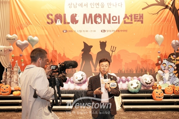 신상진 성남시장이 11월 2일 ‘솔로몬의 선택’ 행사를 취재 나온 영국 일간지 ‘더 가디언’과 인터뷰 중이다./성남시