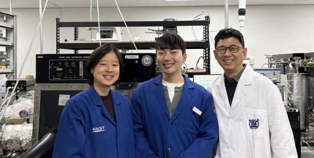 (왼쪽부터) KAIST 화학과 변혜령 교수, 최락현 석박통합과정 (KAIST), 서울대 손창윤 교수