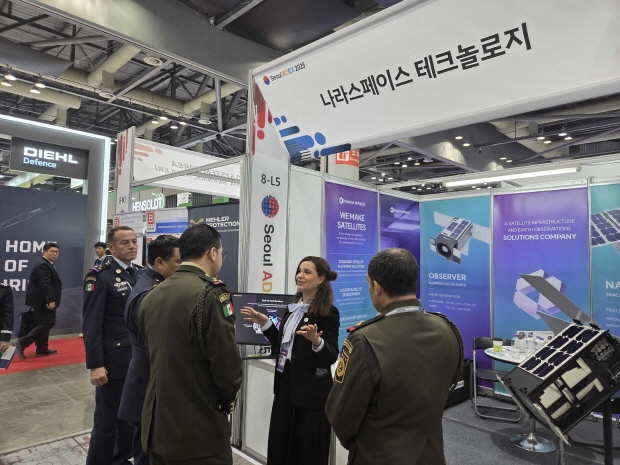 ADEX 2025에서 나라스페이스 부스를 방문 중인 Mexican air force]