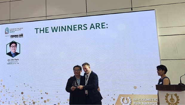지난 4일 태국 방콕에서 열린 ‘인-코스메틱스 아시아’ 시상식에서 ‘2025 APAC 뷰티산업 9인’에 선정된 박진오 대표가 수상 후 기념촬영을 하고 있다.