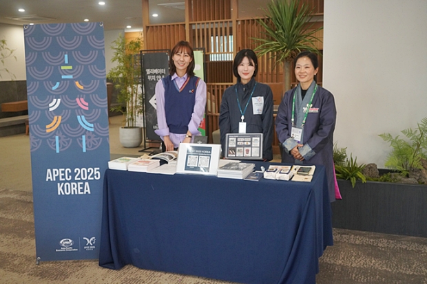 경주애 글로벌 공무원 서포터즈단이 APEC 기자단 숙소에서 외신 지원 업무를 수행하고 있는 모습