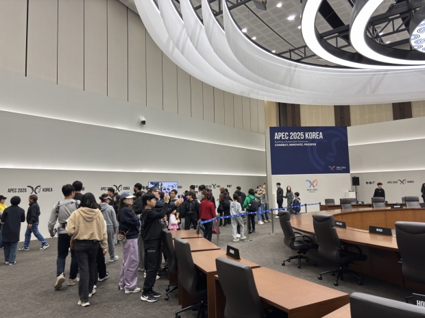 지난 9일 경주화백컨벤션센터 3층 본회의장에서 시민들이 실제 정상회의 때 사용된 의자와 단상, 국기, 명패 등이 그대로 유지된 회의장 내부를 둘러보고 있다