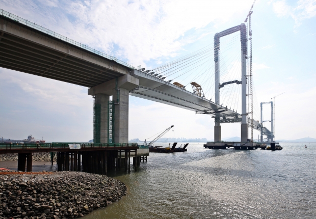제3연륙교는 세계 최고 높이인 184.2m 주탑 전망대와 수변데크길, 자전거도로, 야간경관 등을 갖춘 체험·관광형 교량으로 세워진다. 지난 9월 12일 마지막 상판 설치 작업이 완료됐으며, 현재 공정률은 약 94% 이다. / 인천경제청