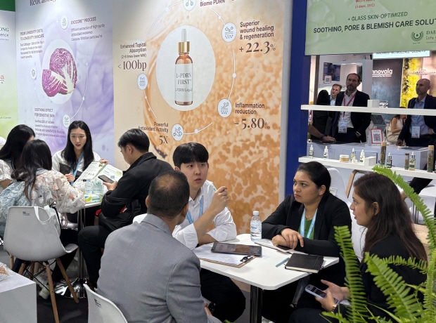 ‘인코스메틱스 아시아 2025’에서 대봉엘에스 부스를 찾은 글로벌 바이어들이 상담을 받으며 높은 관심을 보이고 있다