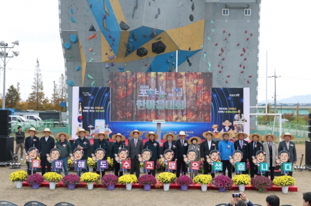 포항시가 12일 만인당 잔디광장에서 농업인과 시민 1,000여 명이 참석한 가운데 ‘제4회 포항 농업인 한마음대회’를 성황리에 개최했다.