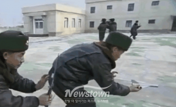 김정은 국방위원장 앞에서 전투기 모형을 들고 비행 모의훈련 시범을 보이는 북한군/조선중앙TV 뉴스화면 캡처