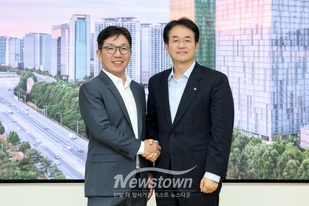 1. (오른쪽)이동환 고양특례시장과 김유원 네이버클라우드 대표이사/고양시