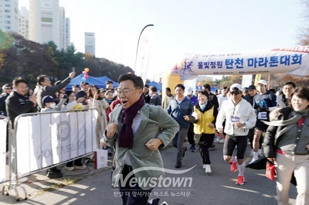 신상진 성남시장과 참가자들이 물빛정원 탄천 마라톤대회에서 힘차게 달리고 있다./성남시