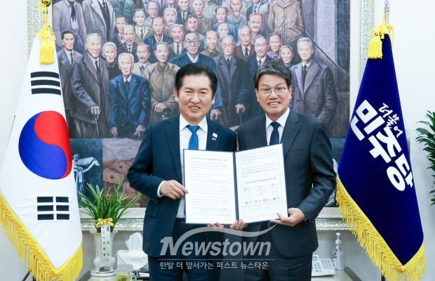 김돈곤 청양군수(사진/우측)가 지난 11월 17일 정청래 더불어민주당 대표(사진/좌측)와 박수현 국회의원을 차례로 만나 건의문을 공식 전달하고 현행 40%인 국비 비중을 최소 60%까지 올려야 한다는 시범지역의 공동 입장을 조목조목 설명했다.