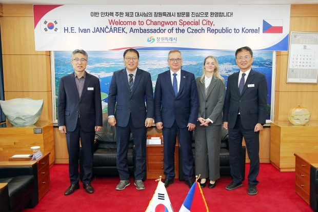창원특례시가 왼쪽부터 장금용 창원특례시장 권한대행, 이반 얀차렉 주한 체코 대사와 원자력·에너지 분야 협력 논의했다/창원특례시