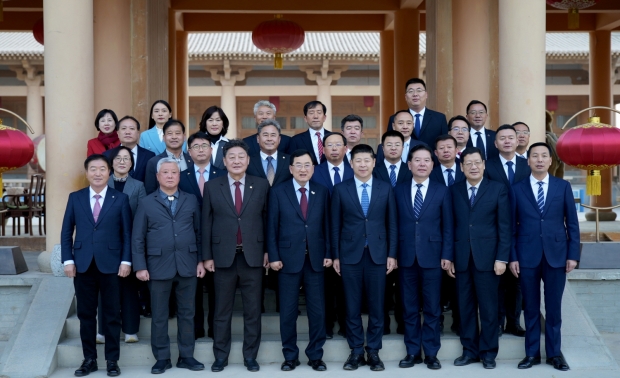 중국 둔황시를 방문한 주낙영 경주시장과 경주시 대표단이 18일 둔황시청 앞에서 둔황시 주요 인사들과 기념촬영을 하고 있다