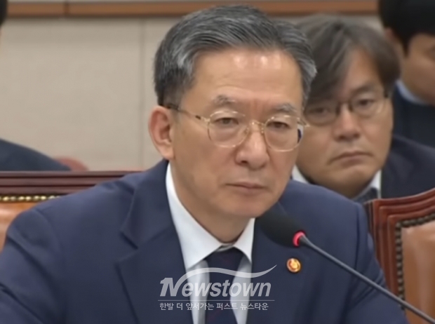 검찰에 대해 세 번에 걸쳐 “신중하게 판단하라”라고 말한 것이 대장동 사건 항소를 포기하라는 의미가 아니었다고 해명하는 정성호 법무부장관/KNN 국정감사 중계방송 화면 캡처