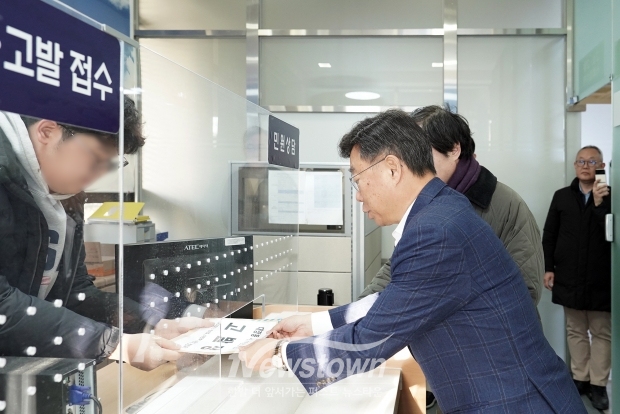 신상진 성남시장이 19일 오전 공수처에 고발장을 접수하고 있다./성남시
