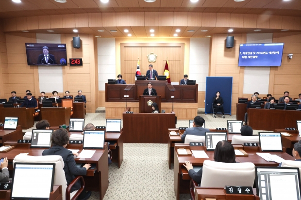 21일 열린 제275회 김해시의회 제2차 정례회에서 홍태용 시장이 시정연설을 하고있다./사진 김해시