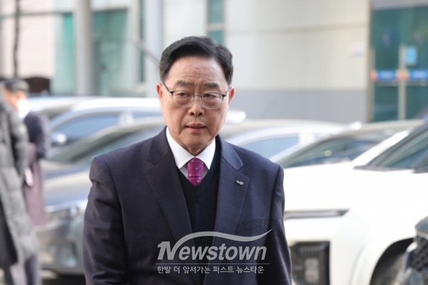 [사진설명] 공직선거법 위반혐으로 불구속 기소된 강수현 양주시장이 지난 1월17일 의정부시 가능동 의정부지방법원에 출석하고 있다.