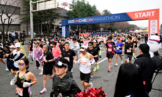 23일 문학경기장에서 열린 '2025 인천마라톤'에서 대회 참가자들이 출발하고 있다.