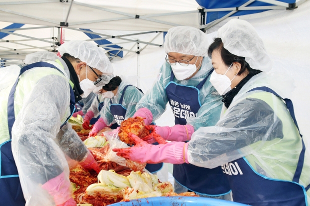 창원시가 자원봉사단체협의회, 사랑의 김장담그기 및 나눔 행사 개최했다/창원특례시