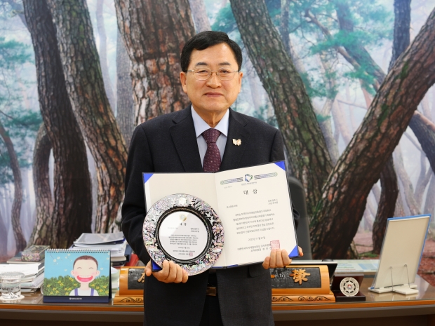 주낙영 경주시장이 제2회 대한민국지자체홍보대상 역사문화부문 대상 상패와 인증서를 들고 기념촬영을 하고 있다