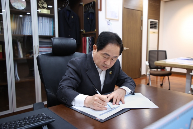 2025년 4월 7일 헌법재판소 심리 촉구 탄원서에 서명하는 주광덕 남양주시장 / 남양주시청