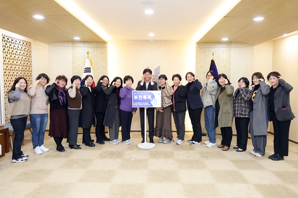 조용익 부천시장과 인구주택총조사 조사요원들이 기념사진을 촬영하고 있다. / 부천시청