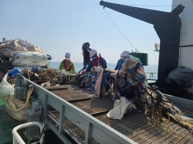 부유쓰레기 수거 사진 / 인천시청