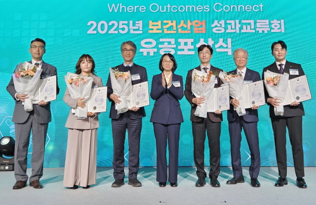 장일준 SK바이오사이언스 대외협력팀장(오른쪽 첫번째)이 보건복지부장관 표창 수상자들과 기념촬영을 하고 있다
