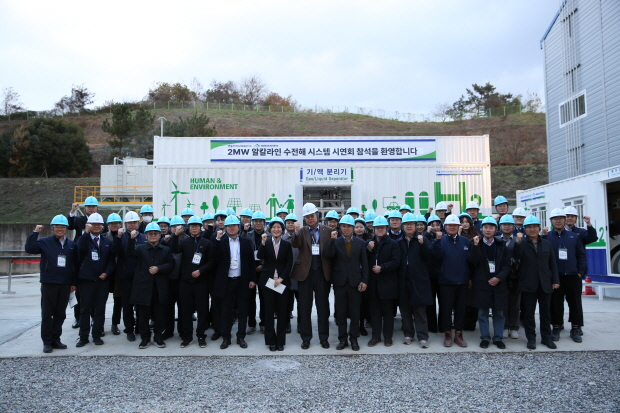 비에이치아이 알카라인 수전해 기술 연구성과 시연회 현장 단체사진(자료제공=비에이치아이)설명: 비에이치아이 관계자들이 참관객들과 함께 기념촬영을 진행 중인 모습.