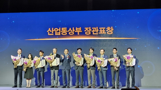전태연 부사장 오른쪽 세번째