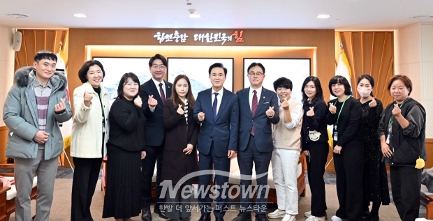 김태흠 충남도지사가 11월 28일 충남도청 접견실에서 이성현 천안시 학부모회연합회 회장, 불당동 지역 학부모 등 20여 명이 참석한 가운데 간담회를 가졌다. 이 자리에는 도와 도교육청, 천안시와 천안교육지원청 학교 지원 및 대중교통 담당 공무원, 이준일 충남버스운송사업조합 이사장 등이 배석했다.