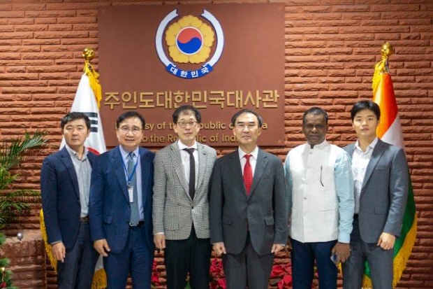 왼쪽부터 조성준 주인도대한민국대사관 상무관, 김동규 이엠앤아이 사외이사, 고창훈 이엠앤아이 대표, 이성호 주인도대한민국대사관 대사, 슈레쉬 이엠앤아이 인도 자문, 안한별 주인도대한민국대사관 서기관